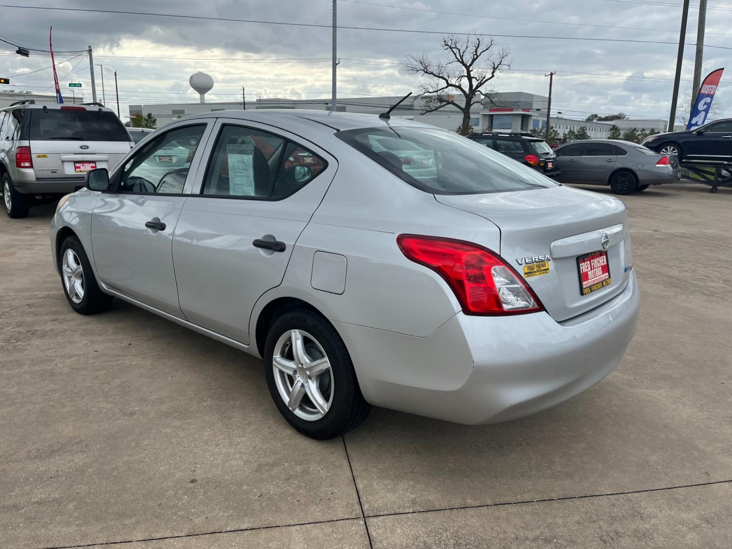 2014 SILVER /black Nissan Versa 1.6 S 5M (3N1CN7AP3EL) with an 1.6L L4 DOHC 16V engine, 5-Speed Manual transmission, located at 14700 Tomball Parkway 249, Houston, TX, 77086, (281) 444-2200, 29.928619, -95.504074 - Photo#4